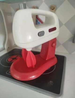 Cocinita de madera con accesorios