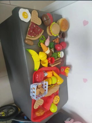 Cocinita de madera con accesorios