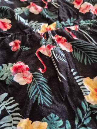 Mono corto estampado floral con flamencos