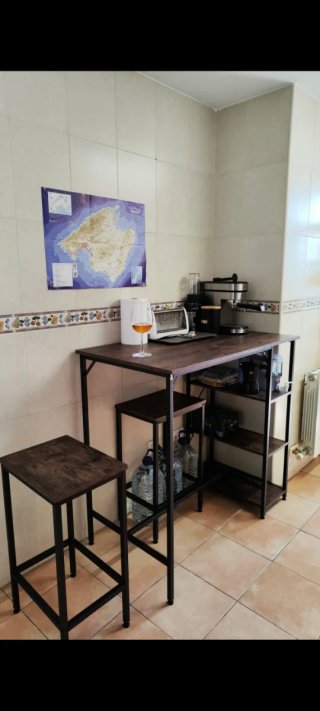 Mesa alta con taburetes cocina
