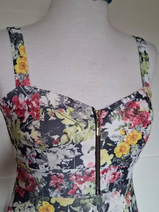 Vestido corto floral talla S
