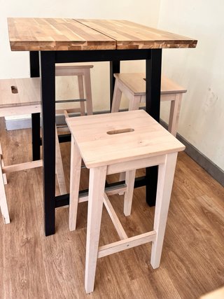 Mesa alta madera y metal con 4 taburetes