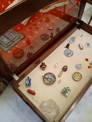 Mesa de exposición madera y cristal