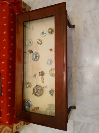 Mesa de exposición madera y cristal