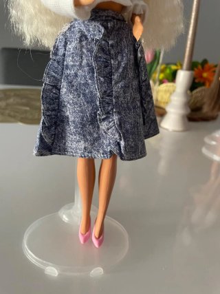 Barbie vintage bionda con gonna in denim