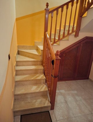 Baranda de madera para escaleras.