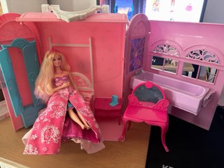 Barbie Popstar con maletín rosa 2012