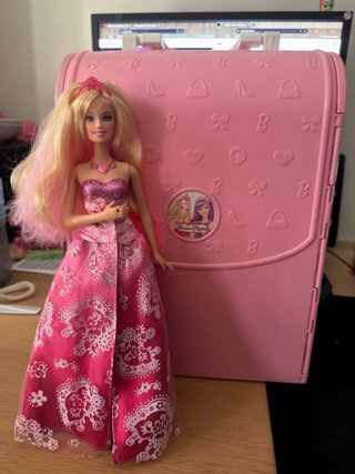 Barbie Popstar con maletín rosa 2012