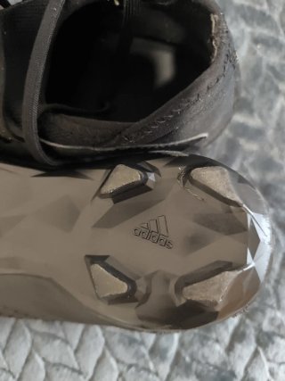 Botas de fútbol negras