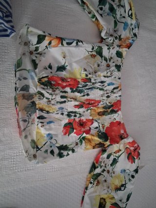 Blusa hombros descubiertos floral
