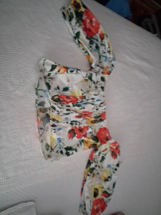 Blusa hombros descubiertos floral