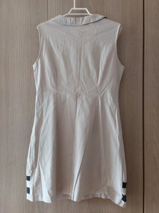 Vestido beige con detalles negros
