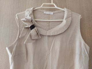 Vestido beige con detalles negros