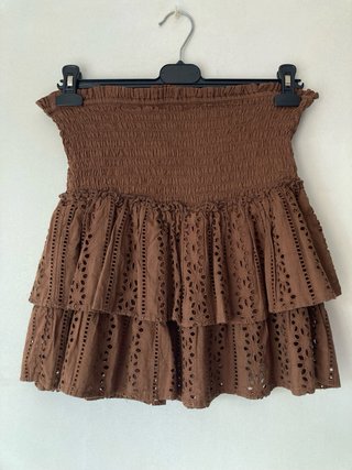 Falda corta con volantes marrón