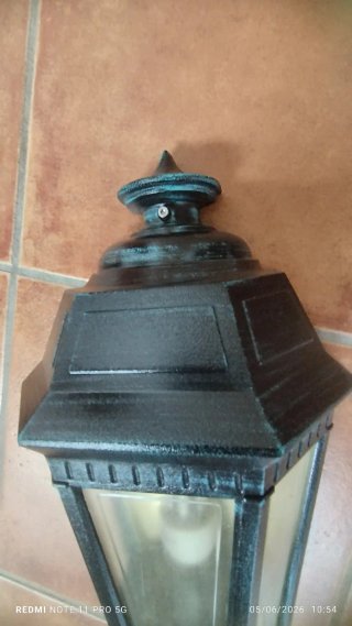 Farola Exterior Pared Negra y Verde Azulada