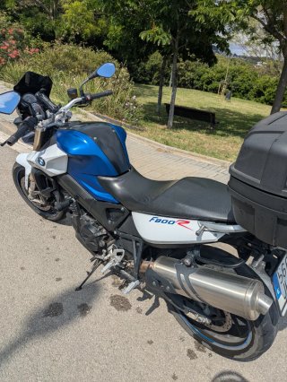BMW F800R Moto Naked Azul y Blanca