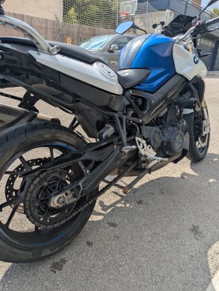 BMW F800R Moto Naked Azul y Blanca