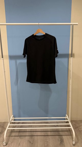 Camiseta negra deportiva