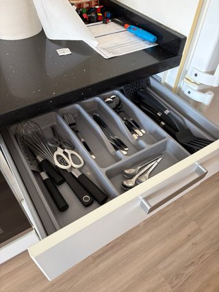 Cocina blanca con tiradores metálicos