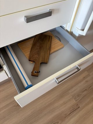 Cocina blanca con tiradores metálicos