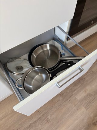 Cocina blanca con tiradores metálicos