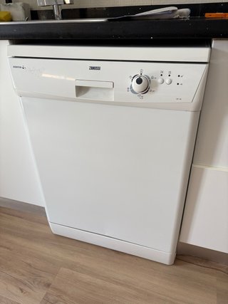 Cocina blanca con tiradores metálicos