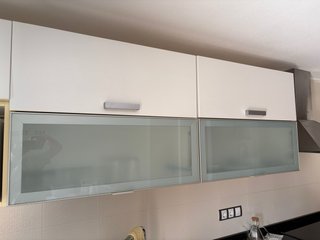 Cocina blanca con tiradores metálicos