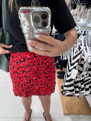 Falda Zara floral roja talla S