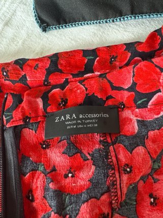Falda Zara floral roja talla M