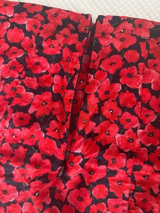 Falda Zara floral roja talla M