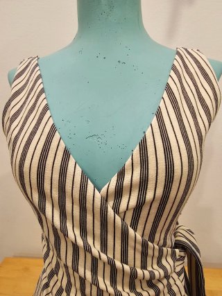 Vestido cruzado rayas beige y negro