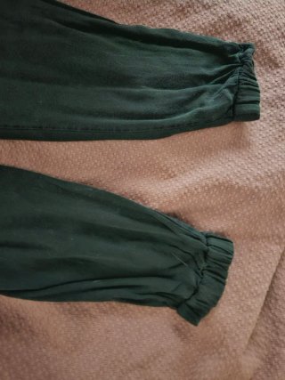 Pantalones verdes fluidos con bolsillos