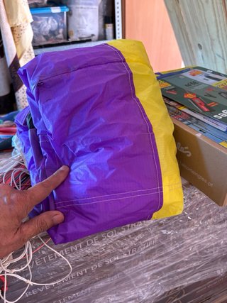 Cometa de tracción amarilla y morada