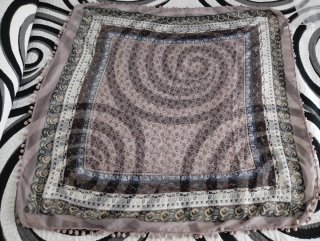 Foulard estampado marrón y gris