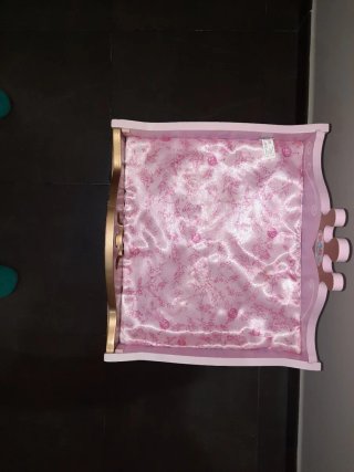 Cambiador de muñecas rosa con corona