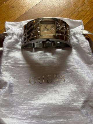 Reloj Guess Dorado y Plateado con Cristales
