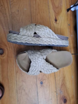 Sandalias beige de cuña trenzada