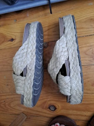 Sandalias beige de cuña trenzada
