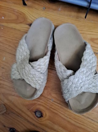 Sandalias beige de cuña trenzada