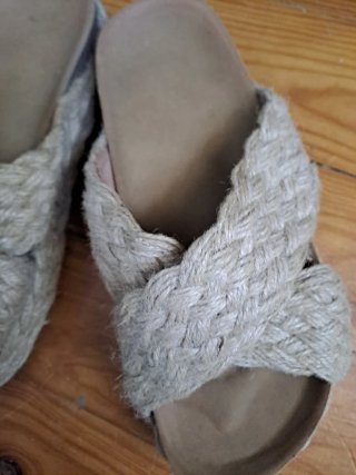 Sandalias beige de cuña trenzada