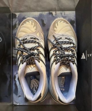 Vendo zapatillas Adidas en colaboración con SVD