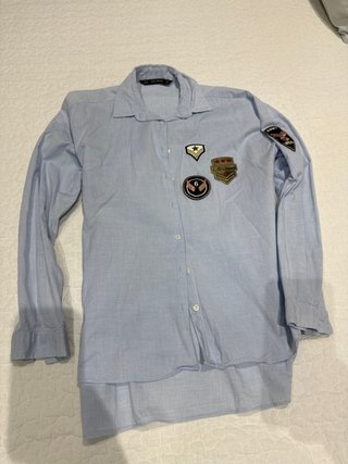 Camisa Zara azul con parches