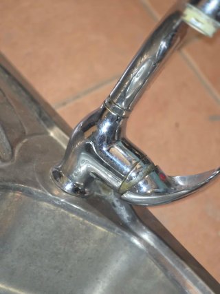 Fregadero de metal plateado