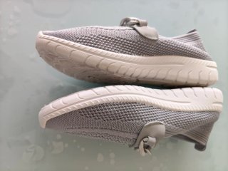 Mocasines grises con cadena para mujer