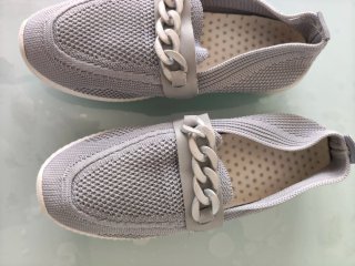 Mocasines grises con cadena para mujer
