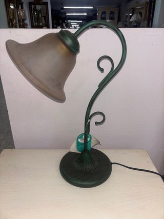 Lámpara de mesa Schuller con forma de flor verde