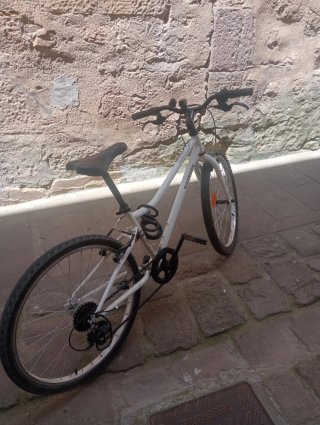 Bicicleta blanca. Solo recogidas, no se hacen envi