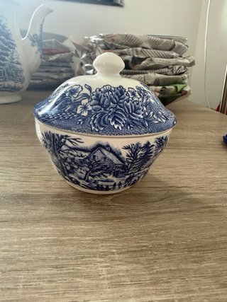 Juego de vajilla azul y blanco