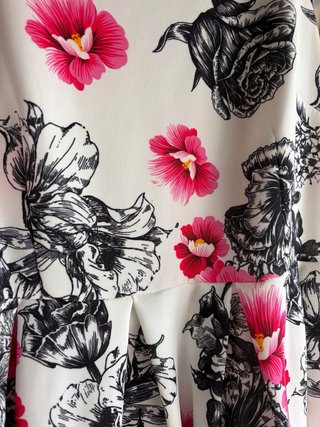 Vestido floral rosa y blanco