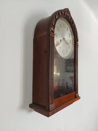 Reloj de pared antiguo de cuerda